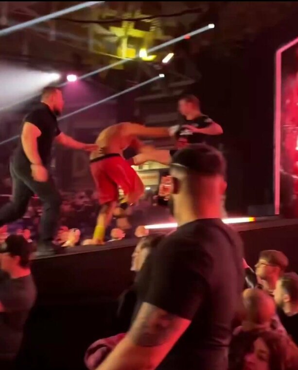 Aficionados agredieron al peleador que mordió