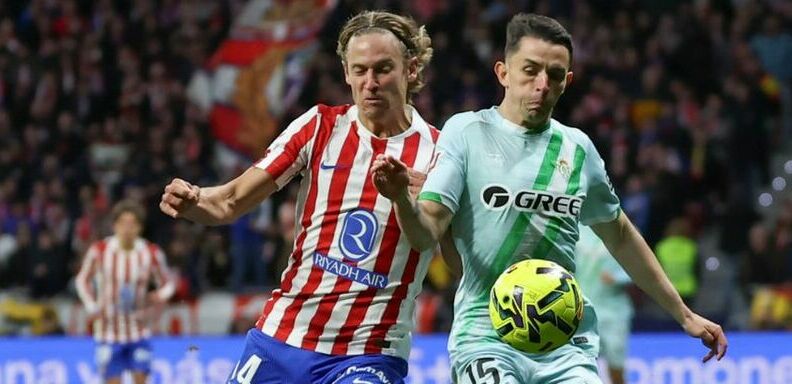 Álvaro Fidalgo ante Marcos Llorente en LaLiga (EFE)