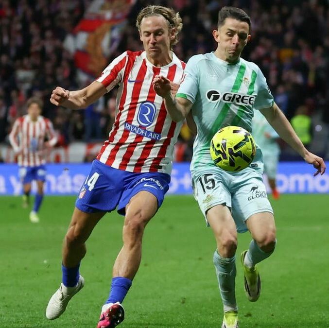 Álvaro Fidalgo ante Marcos Llorente en LaLiga (EFE)