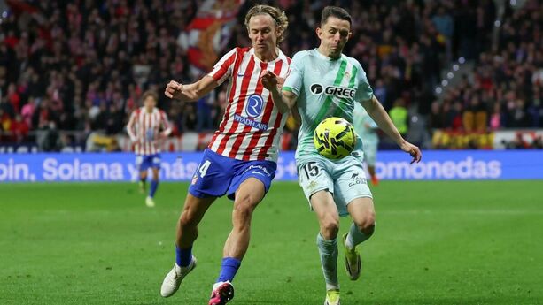 Álvaro Fidalgo ante Marcos Llorente en LaLiga (EFE)