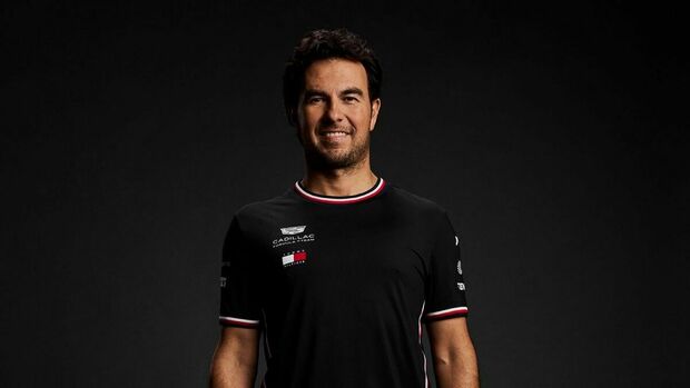 Cadillac presenta las playeras que usará Checo Pérez y Valtteri Bottas en temporada 2026 | Foto: Cadillac