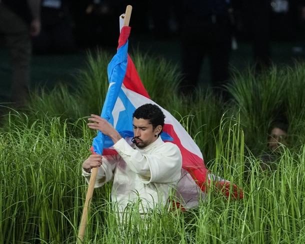 Bad Bunny portó la bandera de Puerto Rico (Reuters)