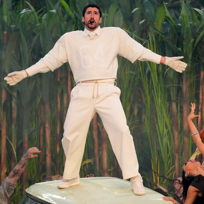 Bad Bunny ulilizó una prenda con el número 64. (Foto: Reuters)