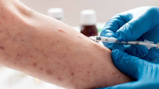 Conoce las ubicaciones donde te puedes vacunar gratis contra la sarampión en CDMX. Foto: Freepik