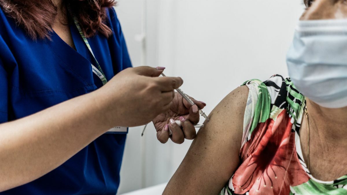 Vacunación contra COVID-19 (Foto: Hristo Rusev)