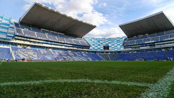 La cancha del Estadio Cuauhtémoc ha dado problemas en el inicio del Clausura 2026 (Imago7)