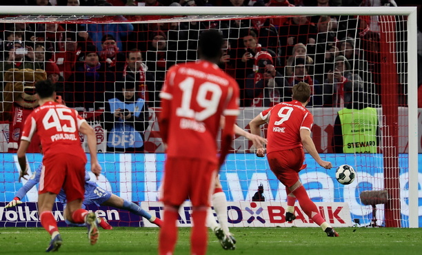 Harry Kane convirtió el penal que le dio la ventaja a los bávaros (Fotografía: EFE)