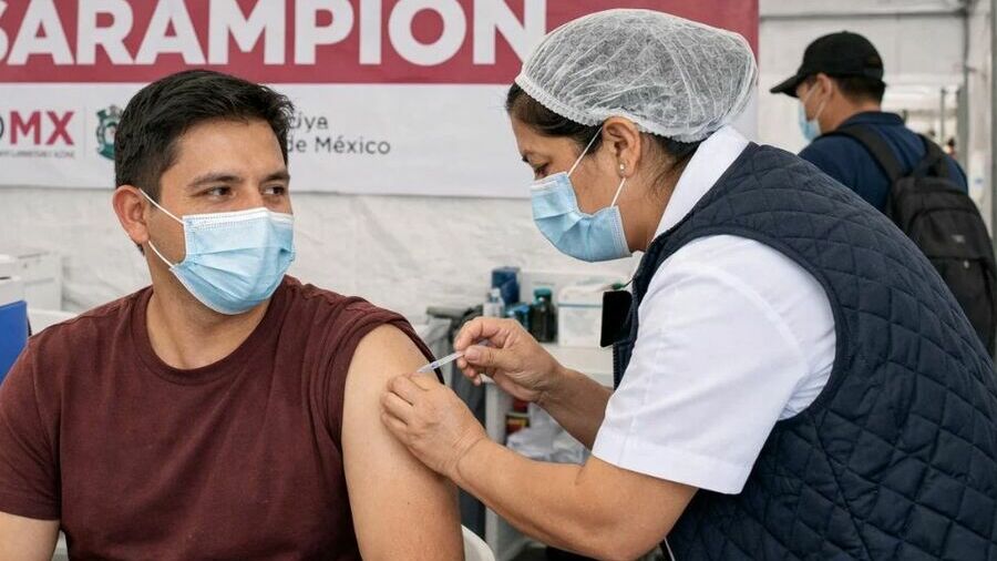 ¿No estás vacunado? Así puedes recibir la vacuna GRATIS contra el sarampión en CDMX este 2026. (Sora IA).