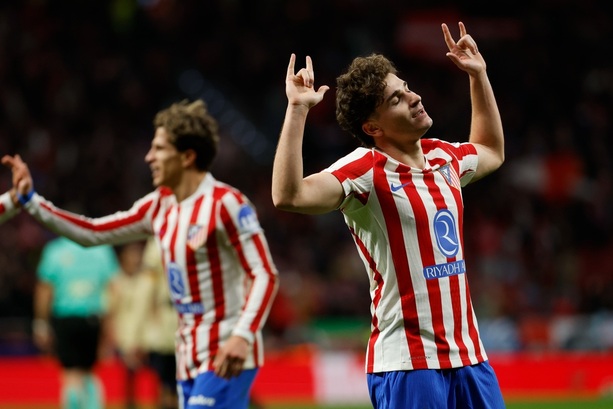 Julián Álvarez marcó ante el Barcelona (EFE)