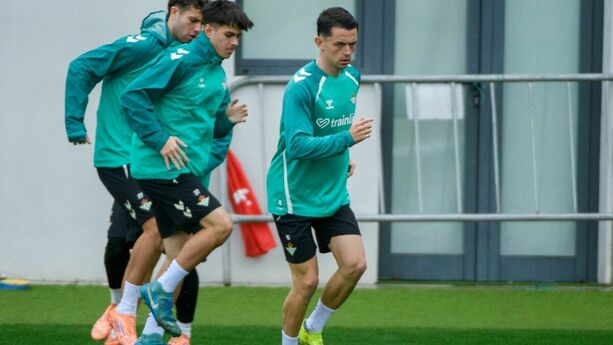 Álvaro Fidalgo entrenando con el Betis (EFE)