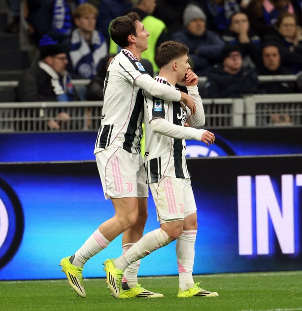 Andrea Cambiasso marcó el primer gol del partido (Fotografía: EFE)