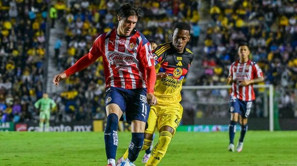 Diego Campillo y Cristian Borja en el Clásico Nacional (Imago7)