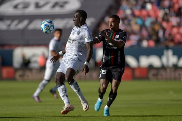 Lucas Esteves se mantiene en el estadio /Mexsport