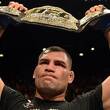 Caín Velásquez levanta su título de UFC (Captura)