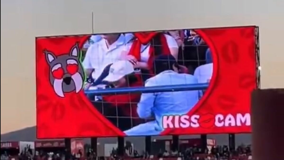 Pareja captada por kiss cam en partido de Liga MX intenta esconderse