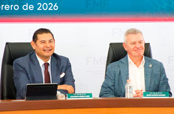 Alejandro Armenta Mier, gobernador de Puebla, junto a Javier Aguirre.  (Foto: Jaime Zambrano)