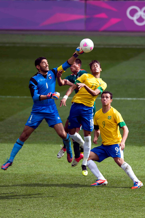 Chuy Corona también frenó a Neymar. (Foto: Mexsport)