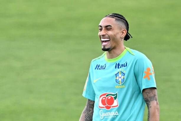 Raphinha sonríe en la práctica de la selección brasileña (AFP)