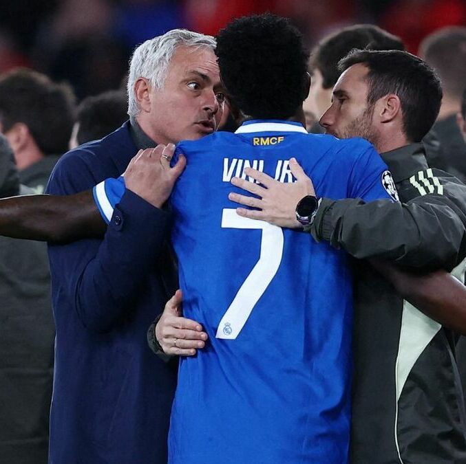 José Mourinho y Vinícius Jr. (Reuters)
