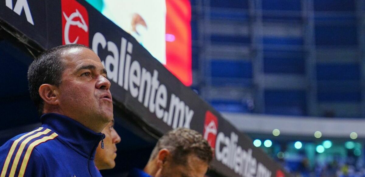 André Jardine cantando el himno nacional (Imago7)