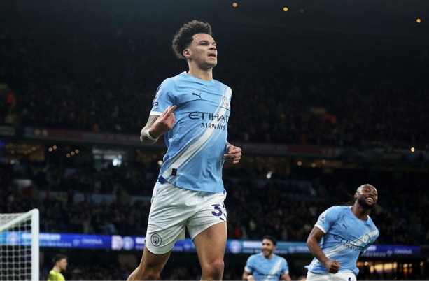 Nico O'Reilly marcó doblete frente al Newcastle (Reuters)