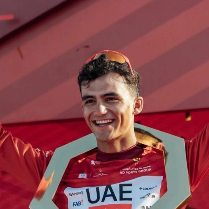 Isaac del Toro con el maillot rojo en el UAE Tour (Instagram)