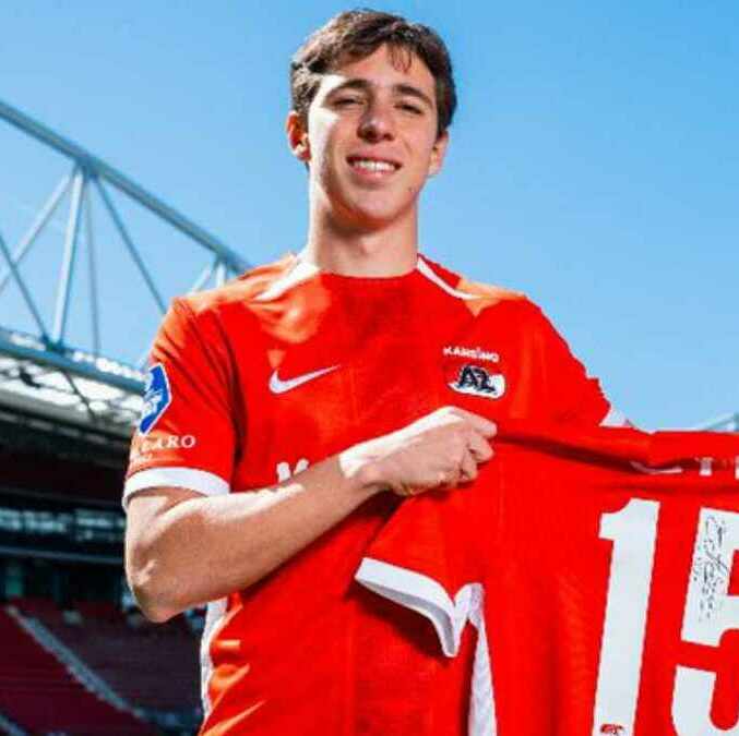 Mateo Chávez se lució con un buen centro (@AZAlkmaar)