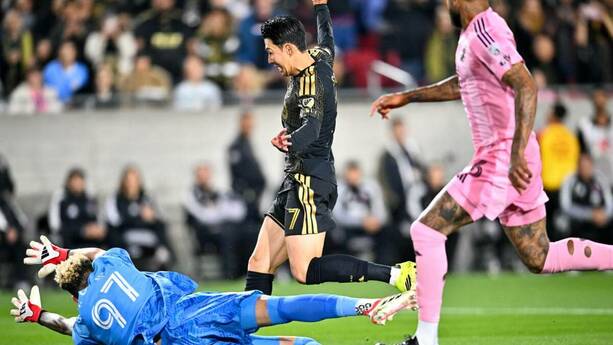 Son se llevó la victoria en el choque de estrellas (Reuters)