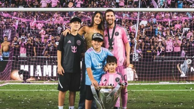 Lionel Messi junto a su esposa e hijos (Fotografía: Instagram Lionel Messi)