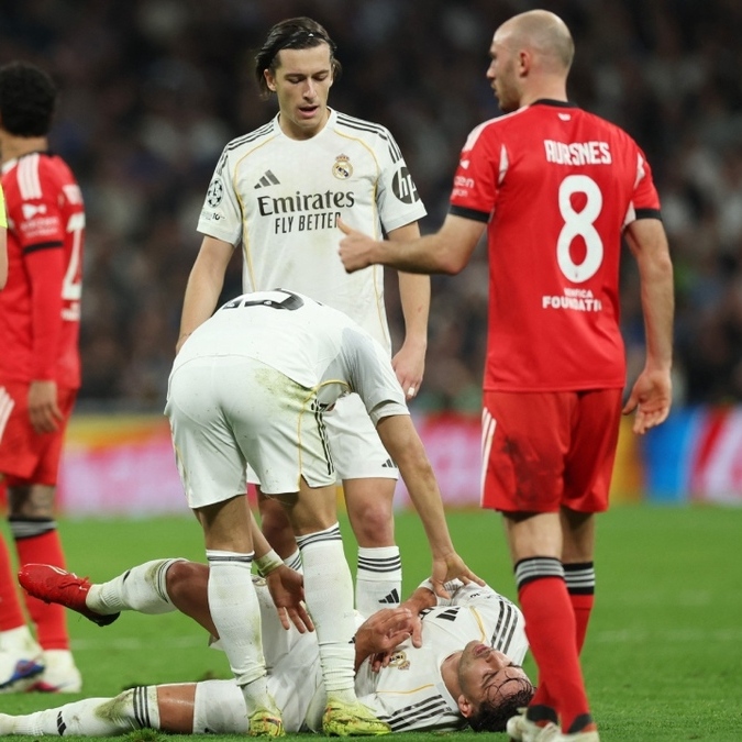 Raúl Asencio salió en camilla del Bernabéu (Reuters)