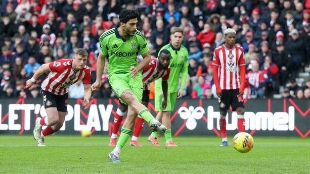 Raúl Jiménez, el mejor cobrador de penales (Reuters)