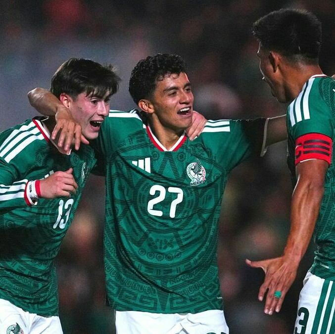 Armando González y Richard Ledezma, jugadores de Chivas, con el Tri (Imago7)