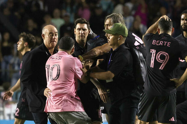 Aficionados invadieron la cancha por acercarse a Messi. (Foto: EFE)