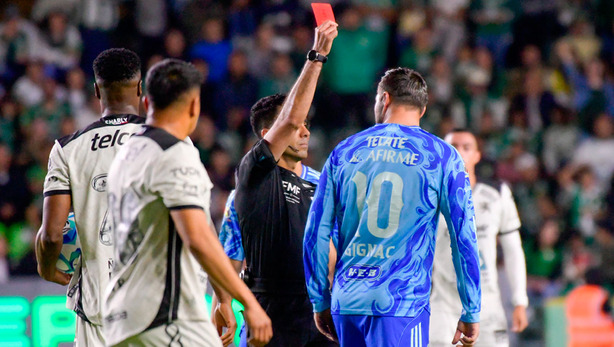 Gignac recibió su primera tarjeta roja en la Liga MX el fin de semana. (Foto: Imago7)