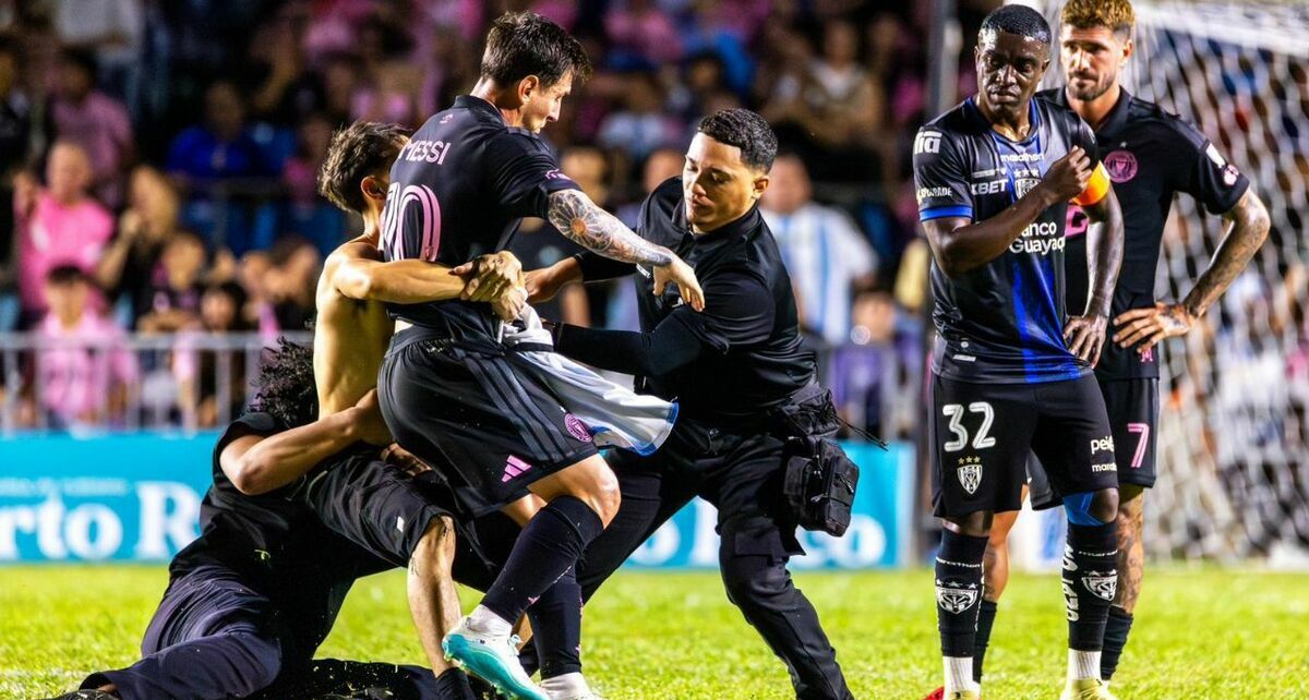 Messi fue a dar al césped cuando el aficionado lo jaló. (Foto: @gabyquile)