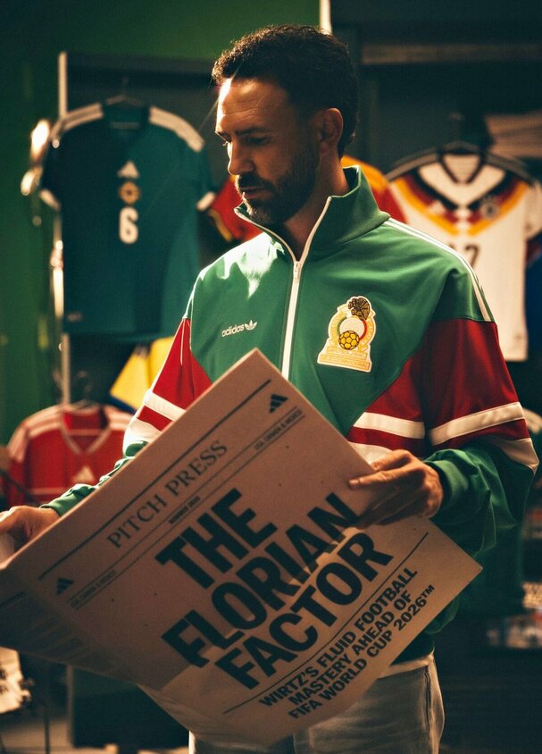 Miguel Layún con la nueva chamarra de México