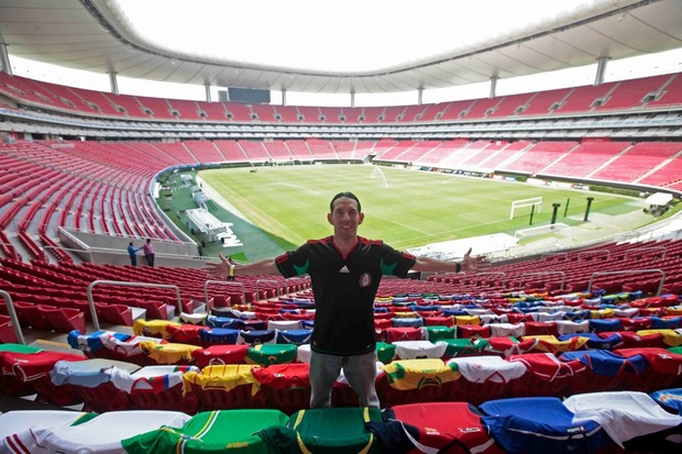 El tapatío muestra con orgullo su gran colección en el Estadio Akron. (Foto: Fernando Carranza)