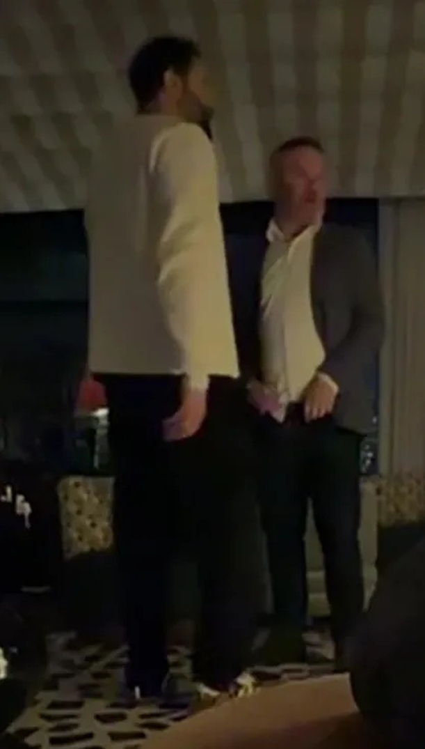 Así captaron a Wayne Rooney en una fiesta (FOTOS: The Sun)