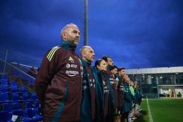 Pedro López y su cuerpo técnico en un juego del Tri Femenil (Imago7)