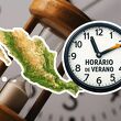 ¿Se adelanta o se atrasa el reloj? Esto es lo que debes saber sobre el horario de verano 2026 en México.(Sora IA).