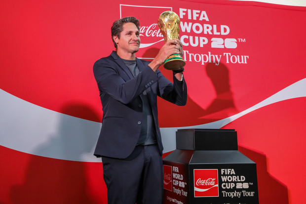 Edmilson levanta la Copa del Mundo durante su gira por León, Guanajuato (Fotografía: Imago 7)