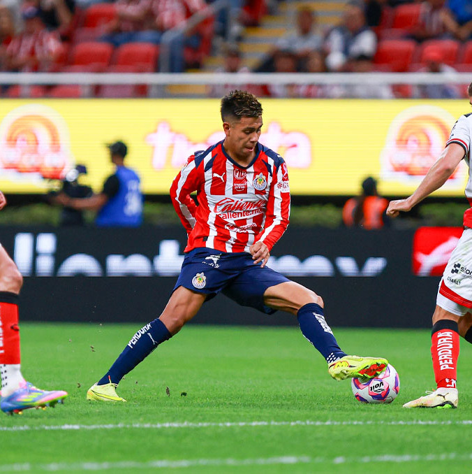 Efraín Álvarez sabe que los Clásicos se juegan a ganar. (Foto: Imago7)