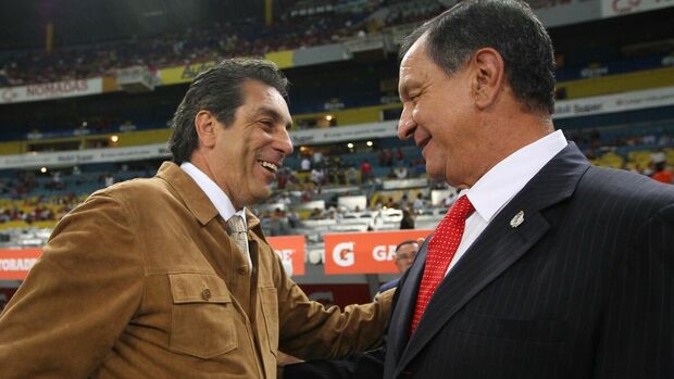 Hubo ocasiones en que ambos técnicos se llevaron bien. (Foto: Mexsport)