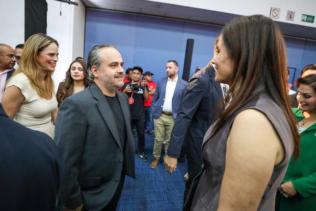 Jesus Martinez Murguía y Alejandra Gutierrez Campos durante el tour del Trofeo de la Copa Mundial en León (Fotografía: Imago 7)