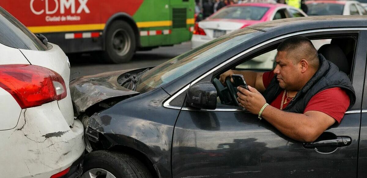 ¡Cuidado! Así operan montachoques en México con una importante herramienta para ubicar a sus víctimas. (FOTO): Sora IA.