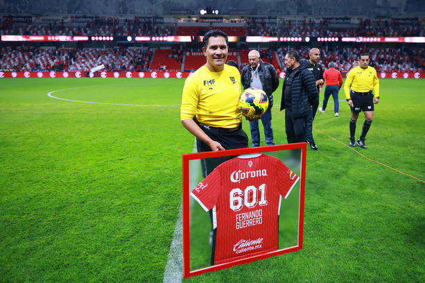 Fernando Guerrero recibió un homenaje por su carrera como árbitro internacional (Fotografía: Imago 7)