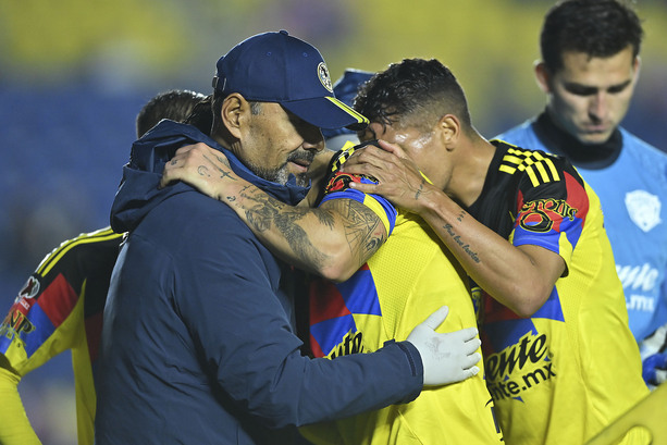 Víctor Dávila de inmediato generó preocupación entre sus compañeros (Fotografía: Imago 7)