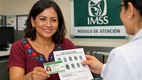 El IMSS ahora pedirá documentos biométricos para realizar trámites. Foto: Sora IA