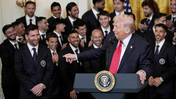 La reacción de Messi cuando Trump mencionó a Cristiano. (Foto: EFE)