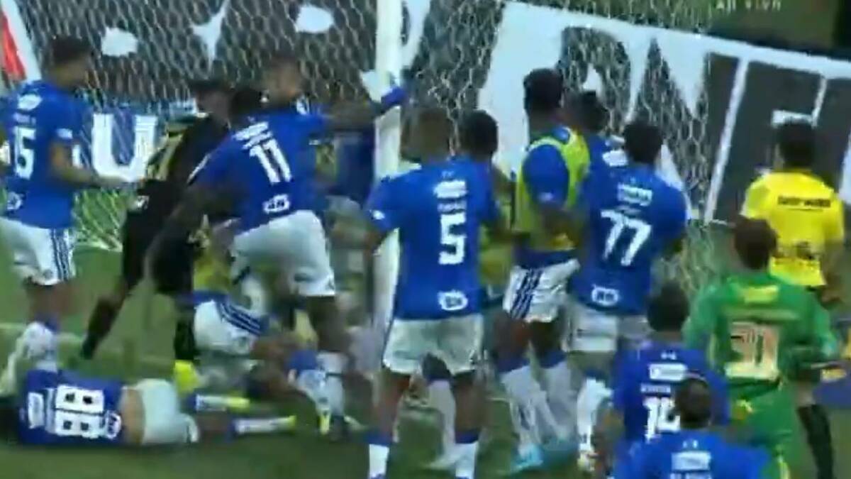 Pelea entre jugadores de Cruzeiro y Atlético Mineiro